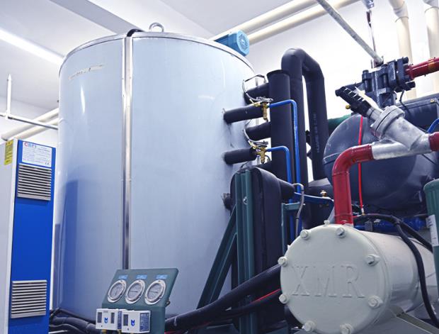 一臺(tái)10噸級的工業(yè)冰塊制冰機(jī)，價(jià)格一般在20萬到50萬人民幣上下浮動(dòng)