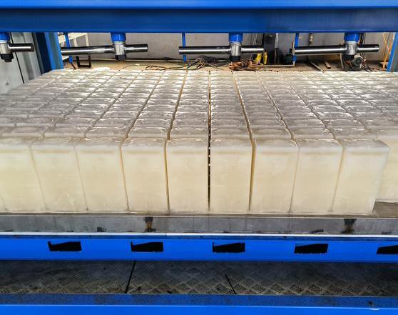 制冰機(jī)內(nèi)部部件的污染或故障，影響了制冰機(jī)的工作效率