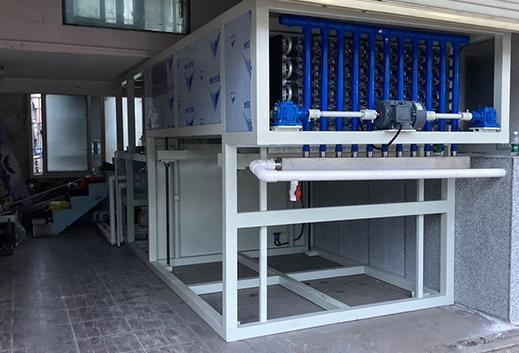 針對節(jié)能快速制冰機，其水循環(huán)系統(tǒng)設(shè)計注重減少能耗和加快制冰速度